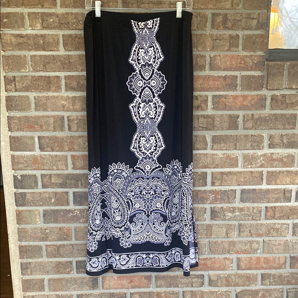 Black & White Paisley Maxi Skirt — Women's Elegant Printed Skirt